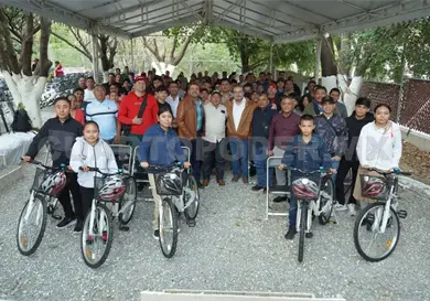 Contin&uacute;a entrega de apoyos a la poblaci&oacute;n