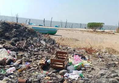 Denuncian basurero en playa de Pared&oacute;n