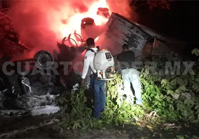 Se incendia tráiler tras choque y chofer muere Se incendia tráiler tras choque y chofer muere