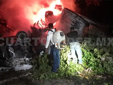 Se incendia tr&aacute;iler tras choque y chofer muere
