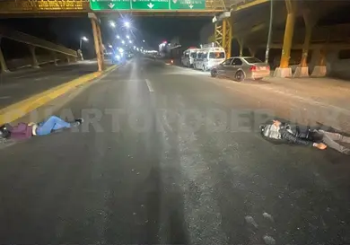 Derrapan jóvenes a bordo de su moto Derrapan jóvenes a bordo de su moto