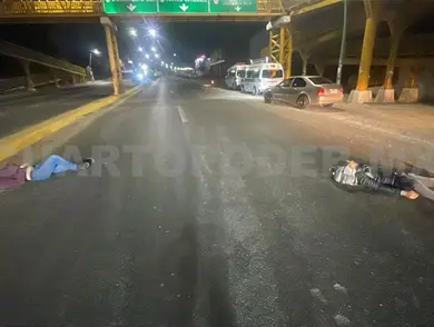 Derrapan j&oacute;venes a bordo de su moto