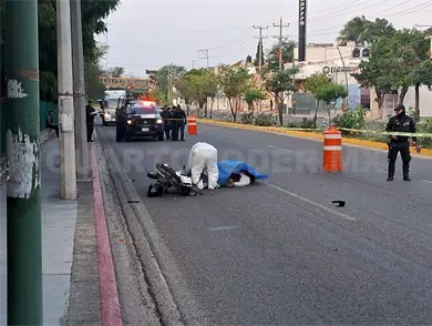 Motociclista fallece al estamparse en poste