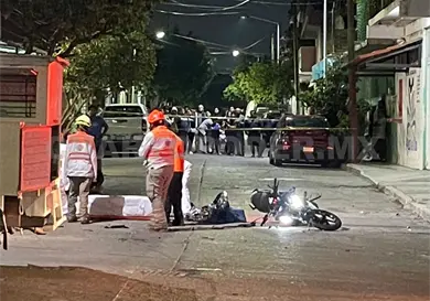 Camioneta embiste a motorista y lo mata Camioneta embiste a motorista y lo mata