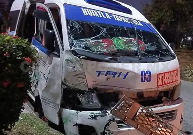 En accidente de taxi y combi, cuatro heridos En accidente de taxi y combi, cuatro heridos