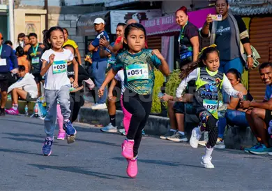 Celebran diez años corriendo con fe Celebran diez años corriendo con fe
