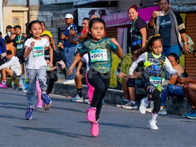 Celebran diez a&ntilde;os corriendo con fe