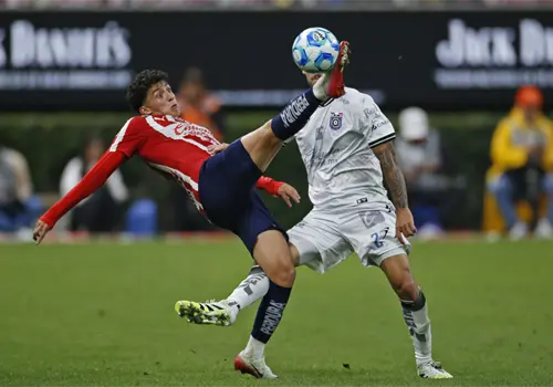 Chivas se mantiene y es l&iacute;der