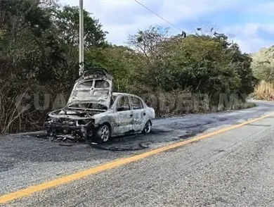 Por cortocircuito, veh&iacute;culo se incendia