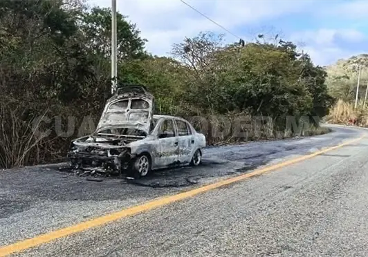 Por cortocircuito, veh&iacute;culo se incendia
