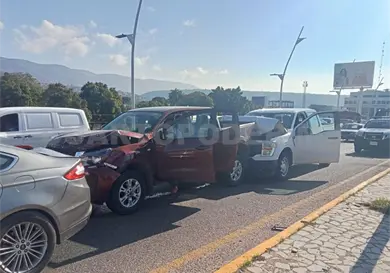 Chocan por alcance y causan carambola Chocan por alcance y causan carambola
