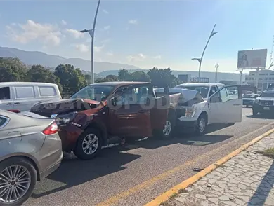Chocan por alcance y causan carambola