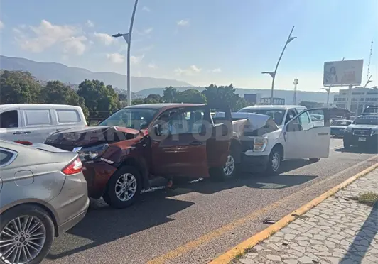 Chocan por alcance y causan carambola