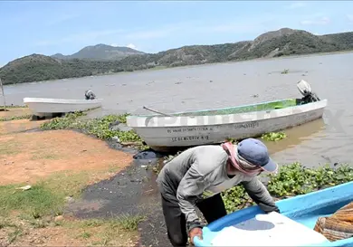 Mueren madre e hijo al volcar cayuco en presa Mueren madre e hijo al volcar cayuco en presa