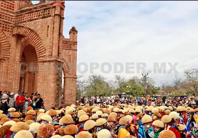 Parachicos zapatean al pie de la Pila Parachicos zapatean al pie de la Pila