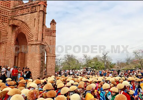 Parachicos zapatean al pie de la Pila