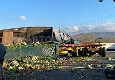 Chocan dos tráileres y uno termina volcando Chocan dos tráileres y uno termina volcando