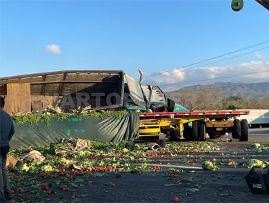 Chocan dos tráileres y uno termina volcando Chocan dos tráileres y uno termina volcando