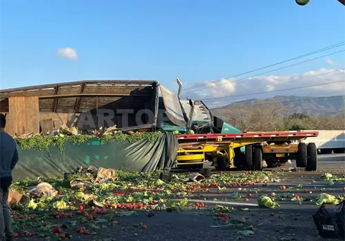 Chocan dos tr&aacute;ileres y uno termina volcando