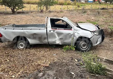 Abandonan camioneta luego de accidentarse Abandonan camioneta luego de accidentarse
