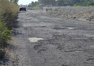 Denuncian habitantes afectaciones en carretera