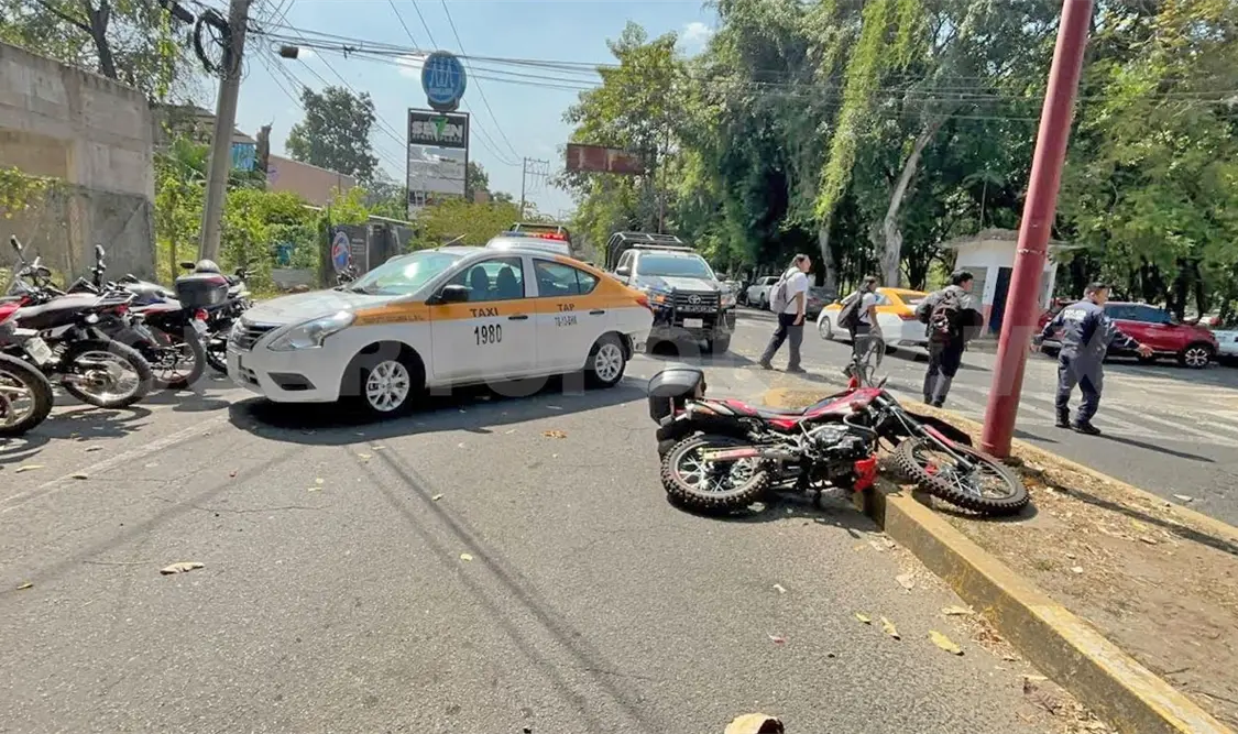 El venezolano, al no poder frenar ante la aparición del taxi, se estampó. Rafael Victorio / CP