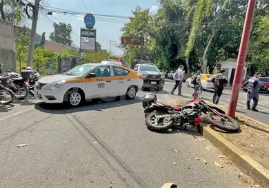 Venezolano herido al colisionar moto con taxi en cruce