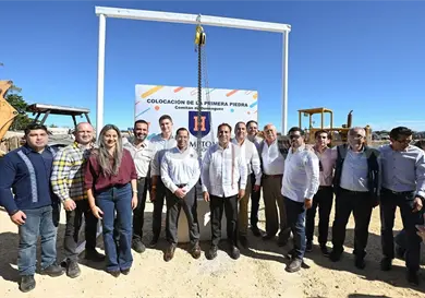 Asiste a colocaci&oacute;n de primera piedra del Colegio Hampton