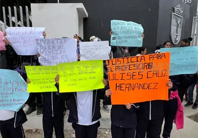 Exigen liberaci&oacute;n de maestro acusado de pederastia