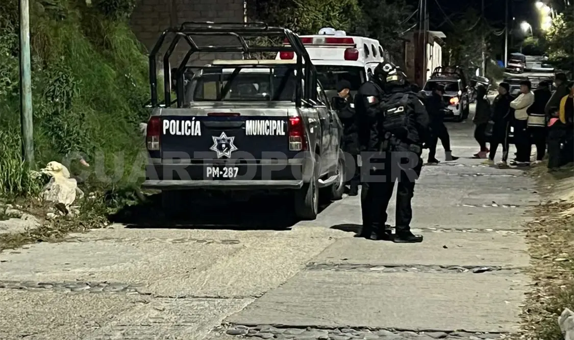 El frío ha sido intenso en Comitán, de hasta 8 grados, lo que orilló a la pareja a buscar el calor de un anafre. Juan Orel / CP