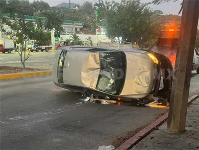 Vuelca sedán en el libramiento Sur Vuelca sedán en el libramiento Sur