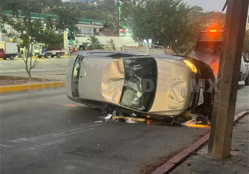 Vuelca sedán en el libramiento Sur Vuelca sedán en el libramiento Sur