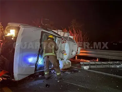 Se accidenta pipa de gas y la abandonan Se accidenta pipa de gas y la abandonan