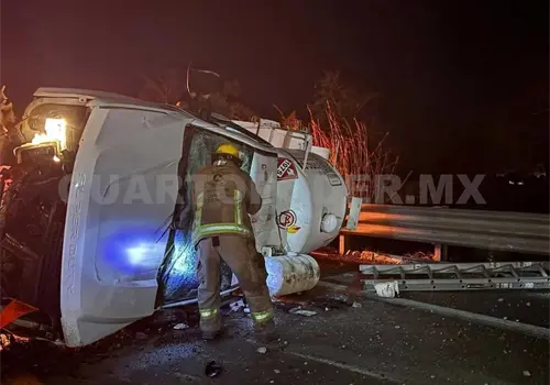 Se accidenta pipa de gas y la abandonan Se accidenta pipa de gas y la abandonan