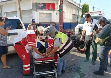 Da vuelta prohibida y provoca un percance Da vuelta prohibida y provoca un percance