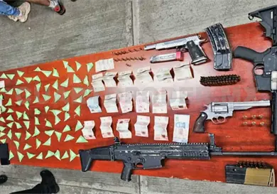 Detienen a ocho por drogas y arsenal Detienen a ocho por drogas y arsenal
