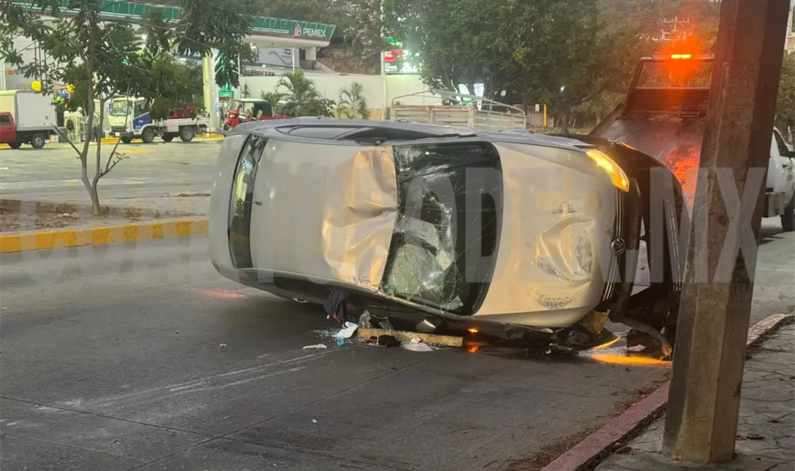 Vuelca sedán en el libramiento Sur