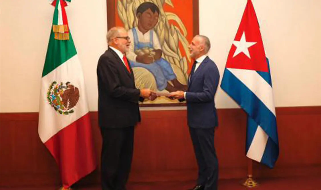 Embajador presenta copia de cartas credenciales