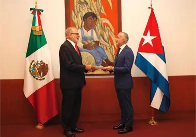 Embajador presenta copia de cartas credenciales Embajador presenta copia de cartas credenciales