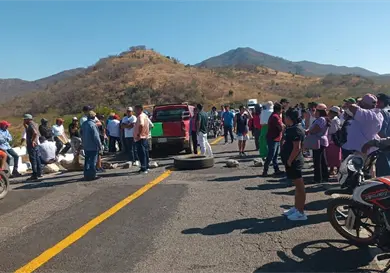 Productores de ajonjolí bloquean carretera Productores de ajonjolí bloquean carretera