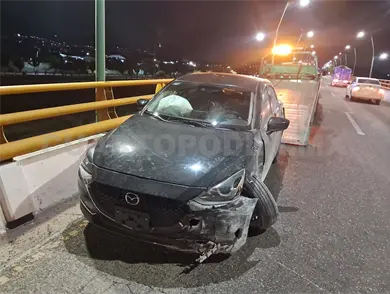 Choca automóvil en muro de contención Choca automóvil en muro de contención