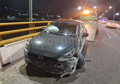 Choca autom&oacute;vil en muro de contenci&oacute;n