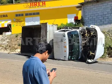 Se queda sin frenos en una pendiente y acaba volcando Se queda sin frenos en una pendiente y acaba volcando