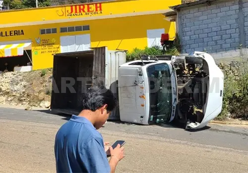 Se queda sin frenos en una pendiente y acaba volcando