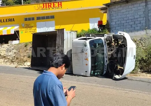 Se queda sin frenos en una pendiente y acaba volcando Se queda sin frenos en una pendiente y acaba volcando