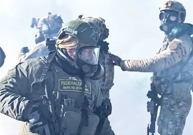 Agentes de ICE matan a otra persona en medio de redadas