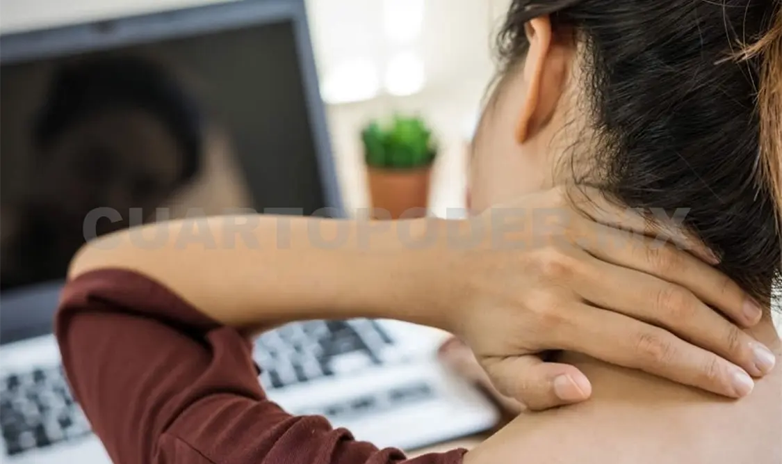 Mantener por horas una posición rígida favorece una curvatura anormal en la espalda alta y el cuello. Diego Pérez / CP