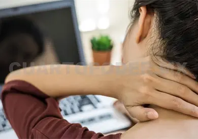 Pantallas y malas posturas: la vida frente al escritorio Pantallas y malas posturas: la vida frente al escritorio