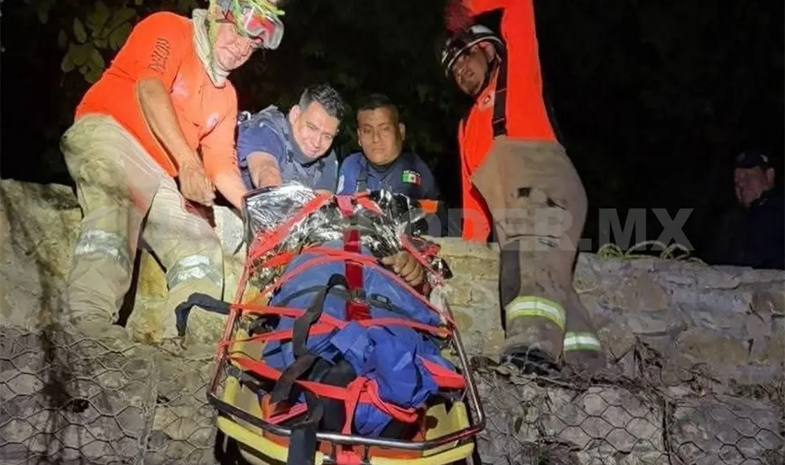 Protección Civil llevó a cabo las maniobras para sacar al hombre que cayó de un puente vehicular en la colonia Terán. Ulises Villalobos / CP