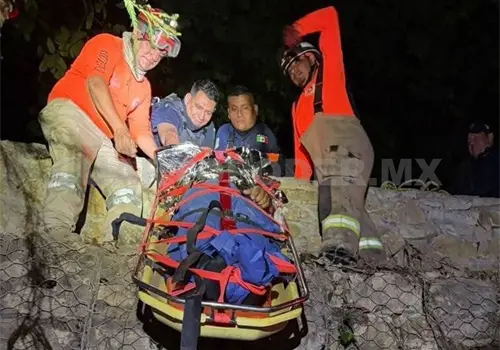 Queda grave al aventarse desde un puente vehicular